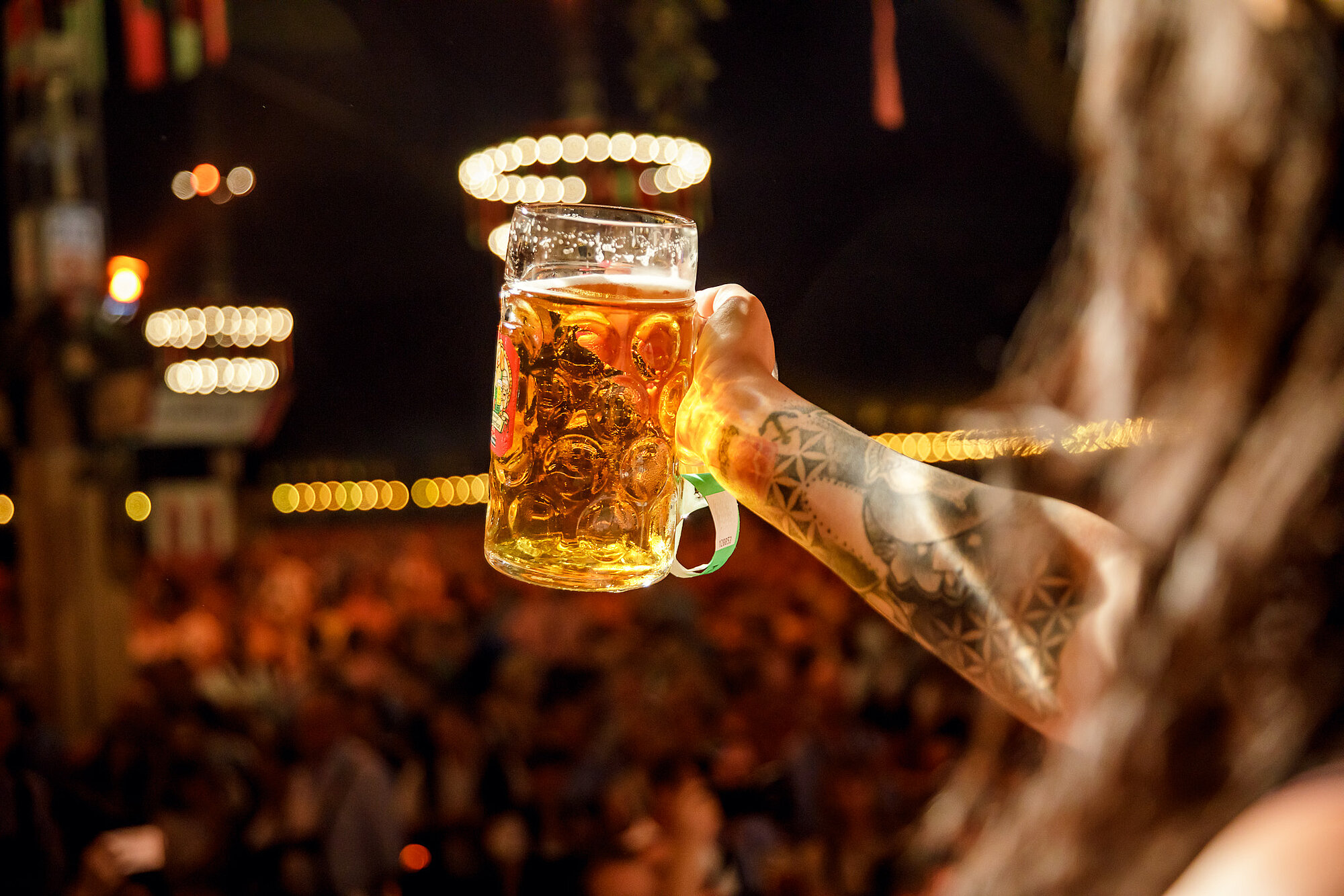 Biermaß mit Pichmännelfestbier gestemmt von einer tätowierten Frau