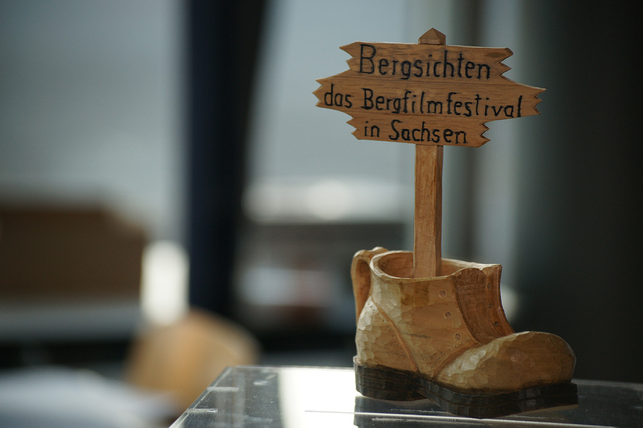 Geschnitzer Schuh mit Wegweiser Bergsichtenfestival