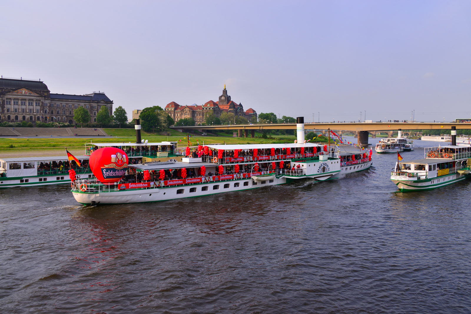 Ein mit Feldschlößchen Ballons und Bannern dekorierter Dampfer startet die Riverboat Shuffle auf der Elbe