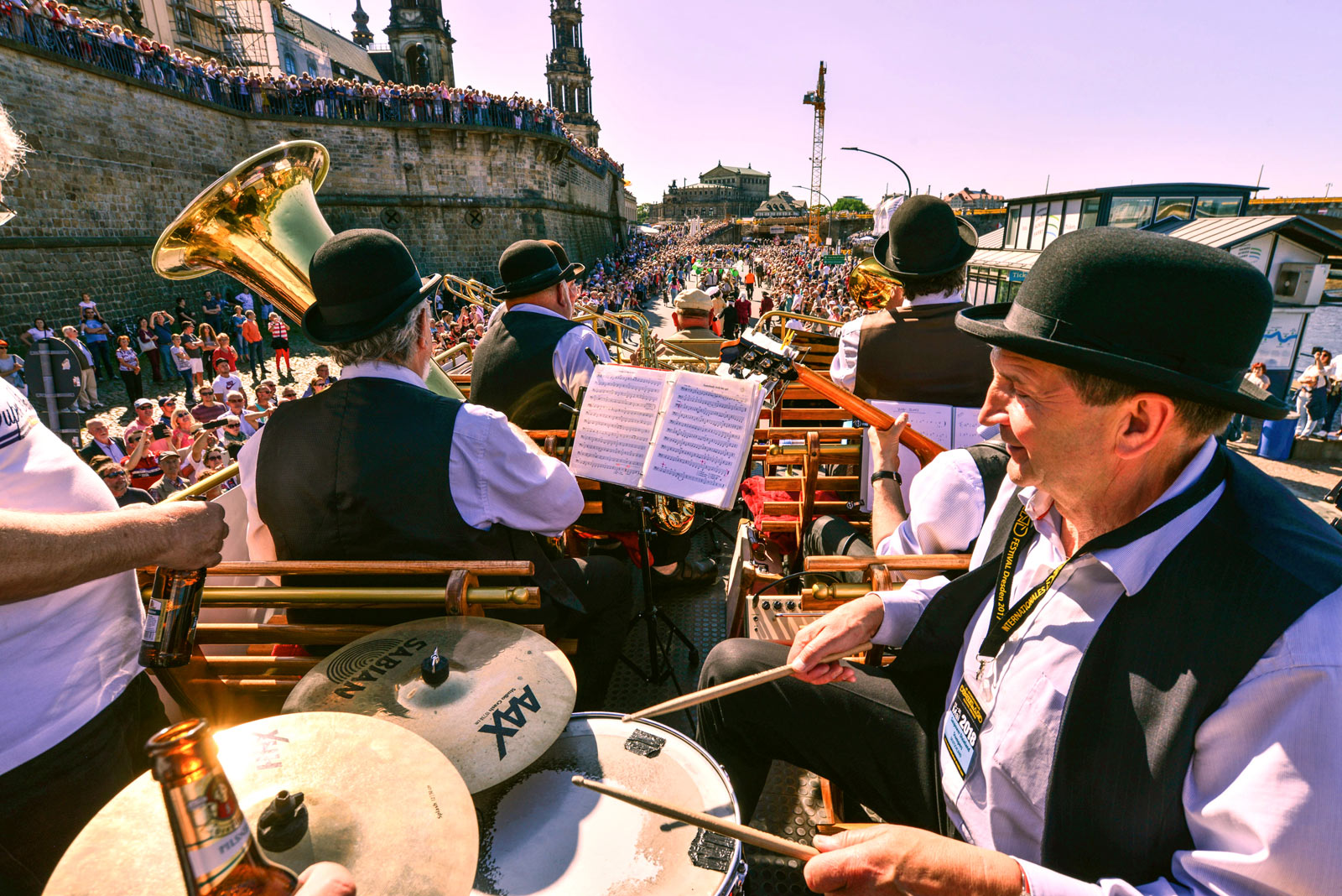 Eine Jazzband auf einem Wagen bei der Parade durch die Dresdner Altstadt und wird von Zuschauern bejubelt