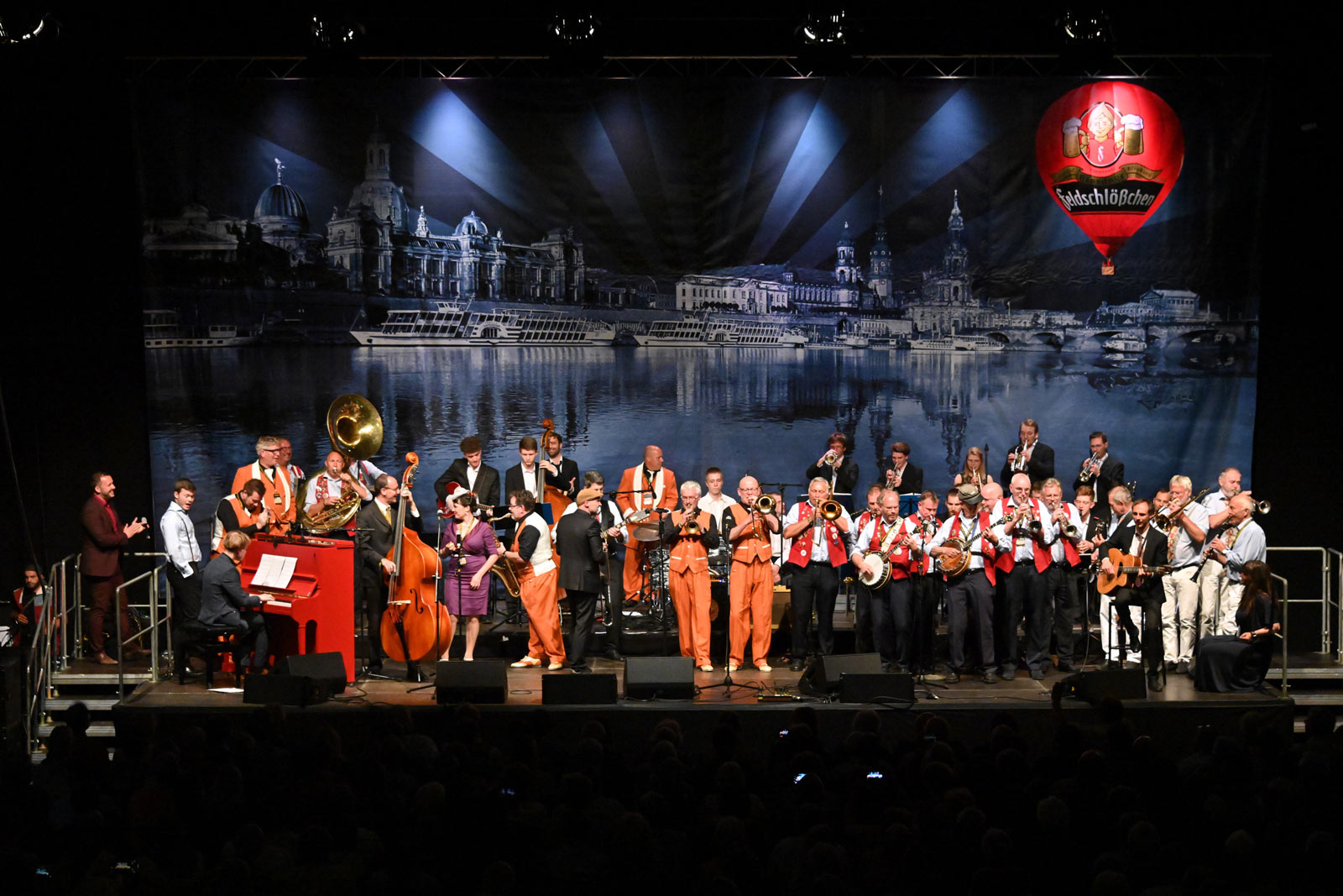 Eine Jazzband spielt auf der Bühne beim Internationalen Dixieland Festival in Dresden im Hintergrund die Dresdner Altstadt und ein roter Feldschlößchen Ballon.