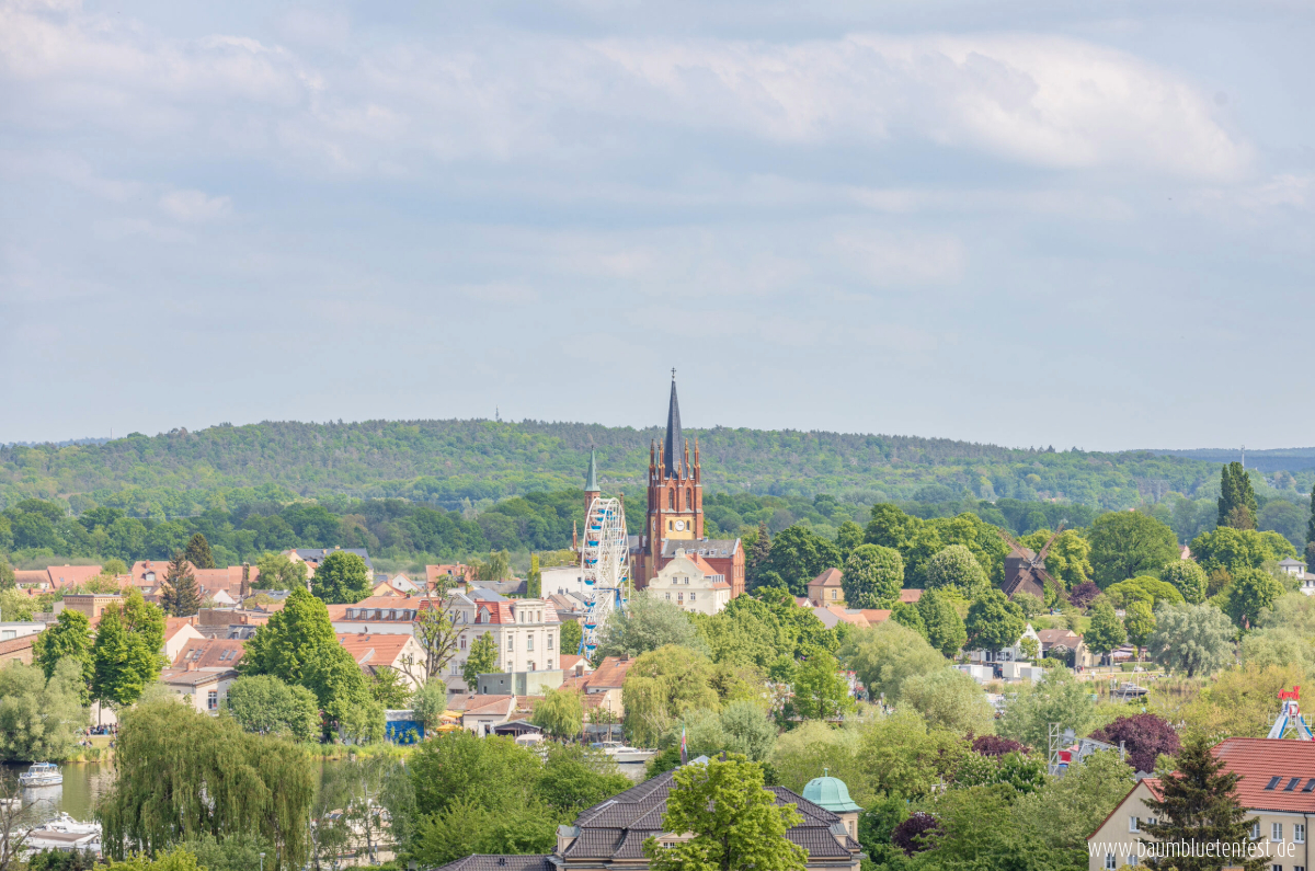 Das Panorama von Werder (Havel) mit Riesenrad zum jährlichen Baumblütenfest