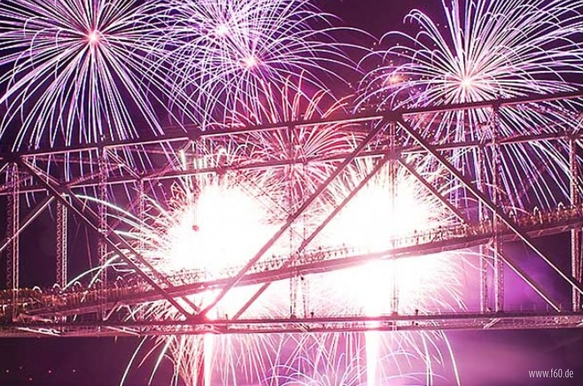 Leuchtendes Feuerwerk vor der Stahlbrücke des F60