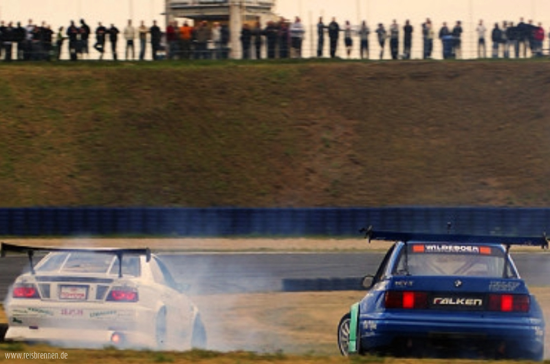 zwei japanische Autos beim Reisbrennen Lausitzring