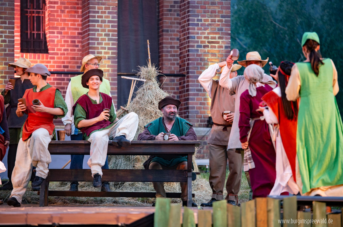 Theater mit mittelalterlichen Kostümen bei der Sagennacht Burg Spreewald 