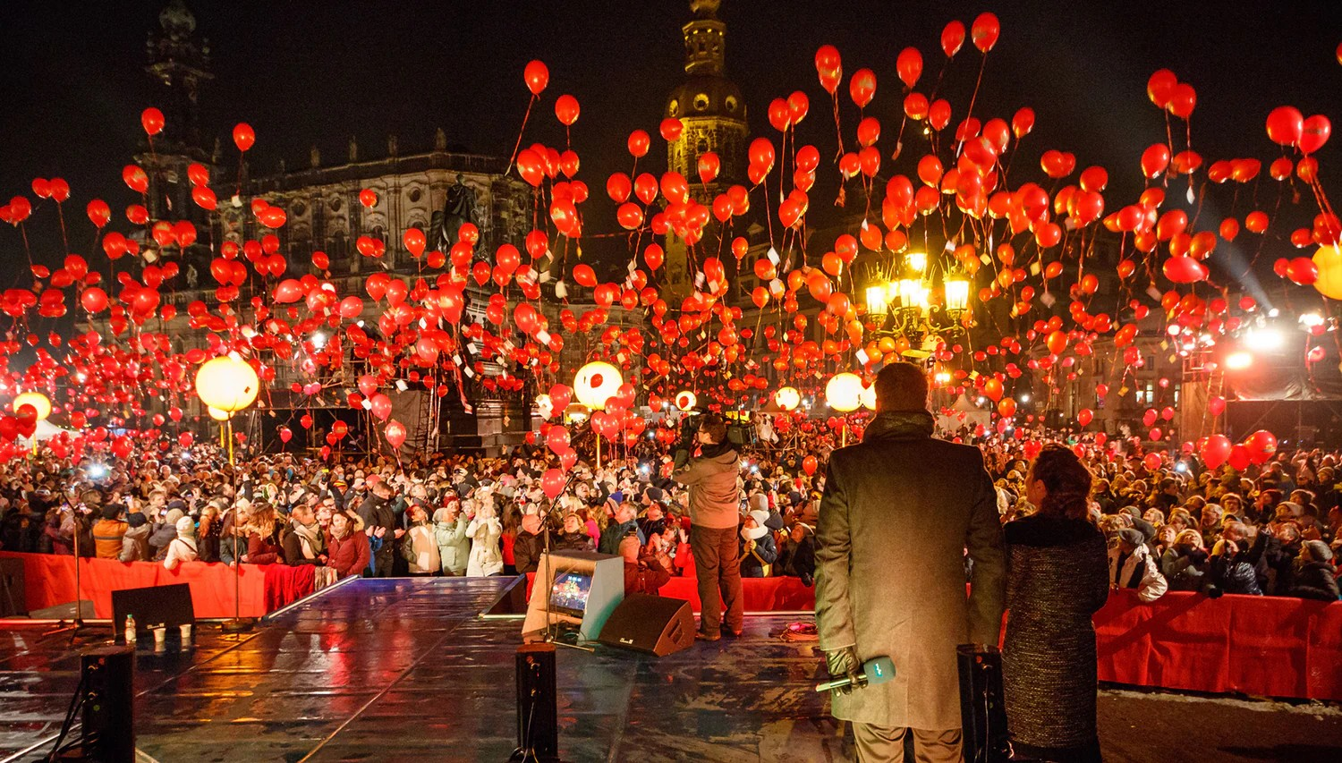 Ein Blick von der Bühne des Semperopernairballs während viele rote Luftballons aufsteigen